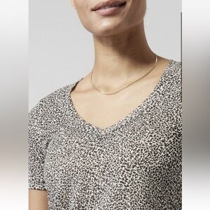 Athleta Breezy Scoop V-Neck Tee Leopard Print Women’s XXS